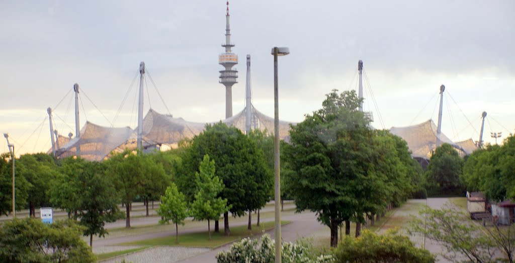 Blick auf das Münchner Olympiastadion von 1972 aufgenommen aus dem fahrenden Meilhamer-Bus am Mittwoch, 11. Juni 2014 morgens by Wolfgang Hanko