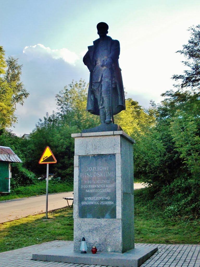 Opatowiec - Józef Piłsudski monument on the left bank of the Vistula River by wuhazet