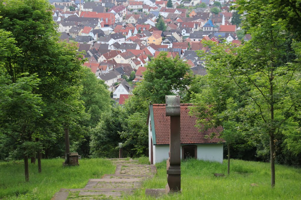 Großheubach, Deutschland, 20. Mai 2014: Blick von der Engelbergstaffeln auf das Ort by kdh865