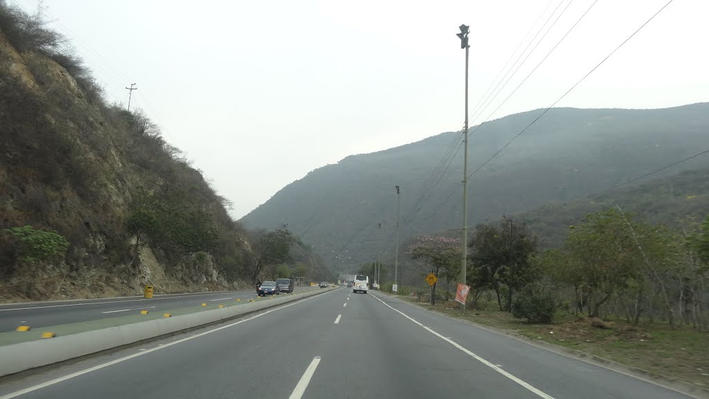 Autopista Caracas-La Guaira.- Venezuela. by Ernesto Lorenzo