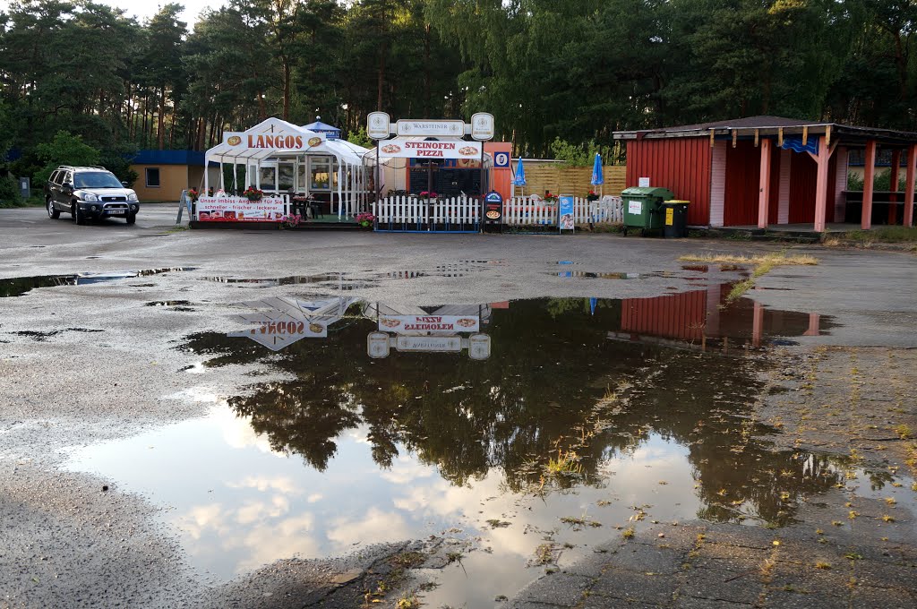 Pizzeria vom Campingplatz am Helenesee, aufgenommen am Freitag, 13. Juni 2014 abends nach einem heftigen Regen by Wolfgang Hanko