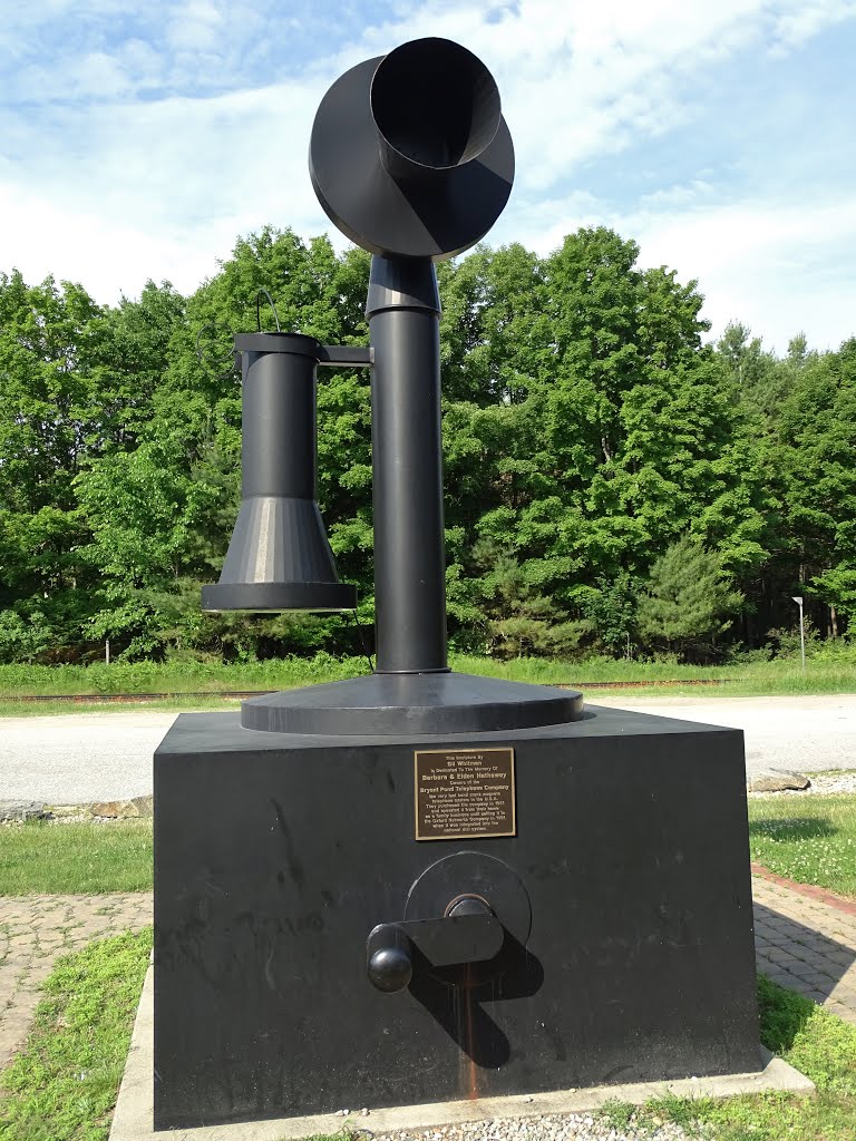 Largest telephone in the world; Gil Whitman's sculpture celebrates Bryant Pond, which was the last place in the USA to convert from a hand crank magneto telephone system, in use until 1981. by Taoab