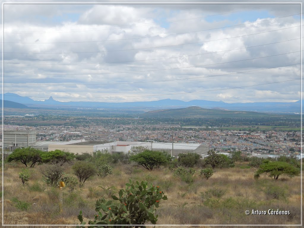 San Juan del Río desde autopista 57D by Arturo Cárdenas L