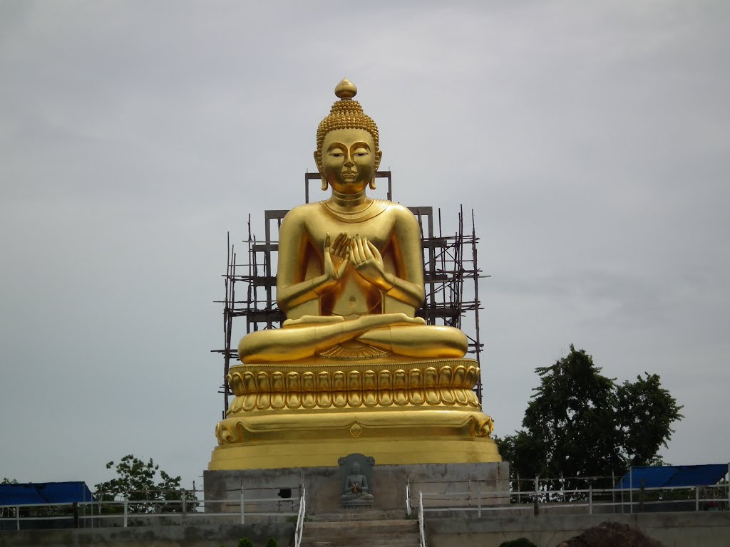 Big Buddha at Wat Khao Lao by pr8ngkiet