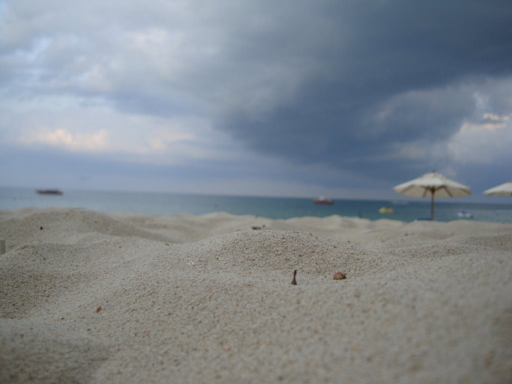 Chaweng beach sand... by StuartCannan