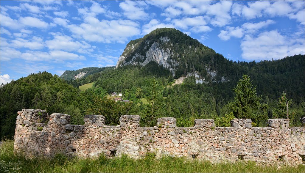 Ruine Wolkenstein mit Aicherlstein by Steidl Normann