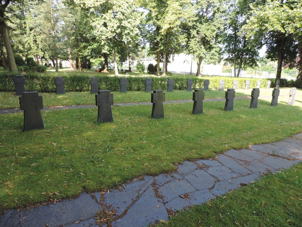 Grabanlage für die Opfer des 2.Weltkrieges in Zossen by Loewe48