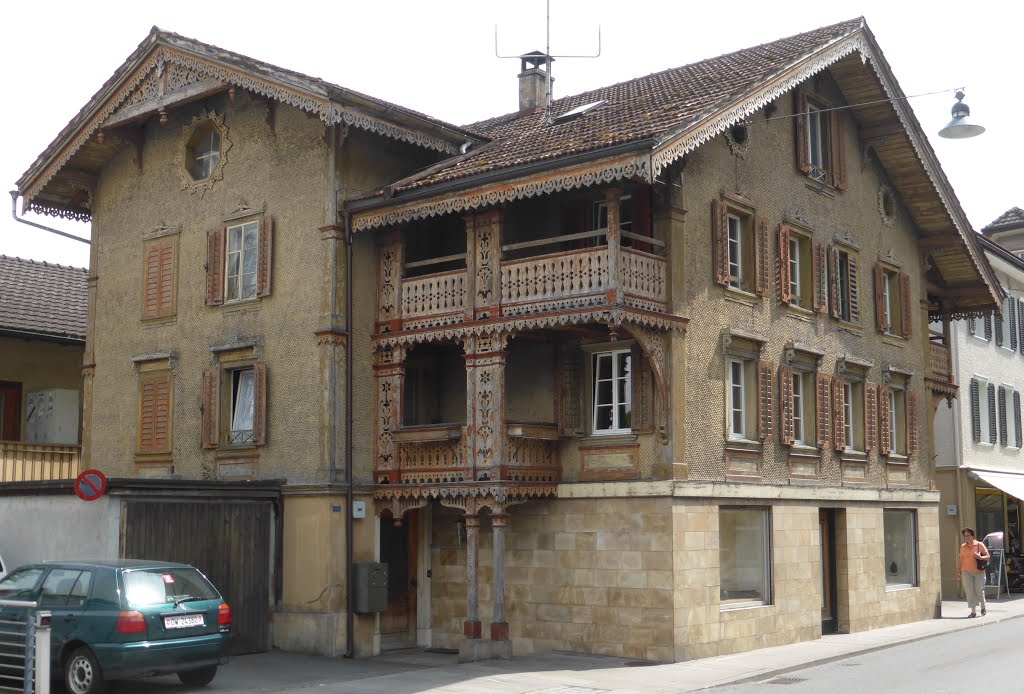 Originelles Haus an der Lindenstrasse by bienenritter