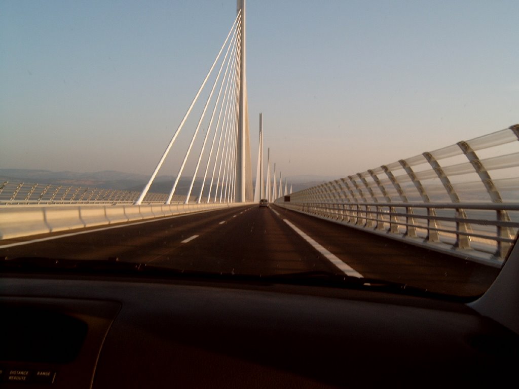 Le viaduc de Millau by advanhelvoort