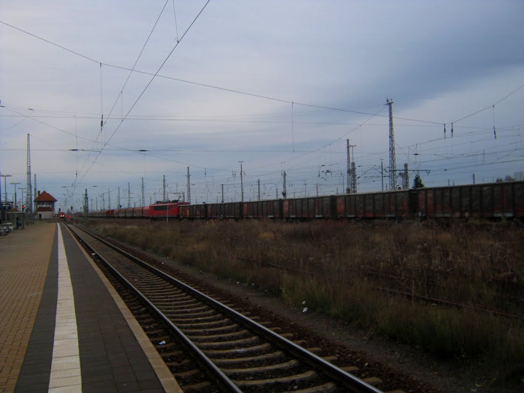 Güterzug durchfährt den Nordhäuser Bahnhof by waldwind