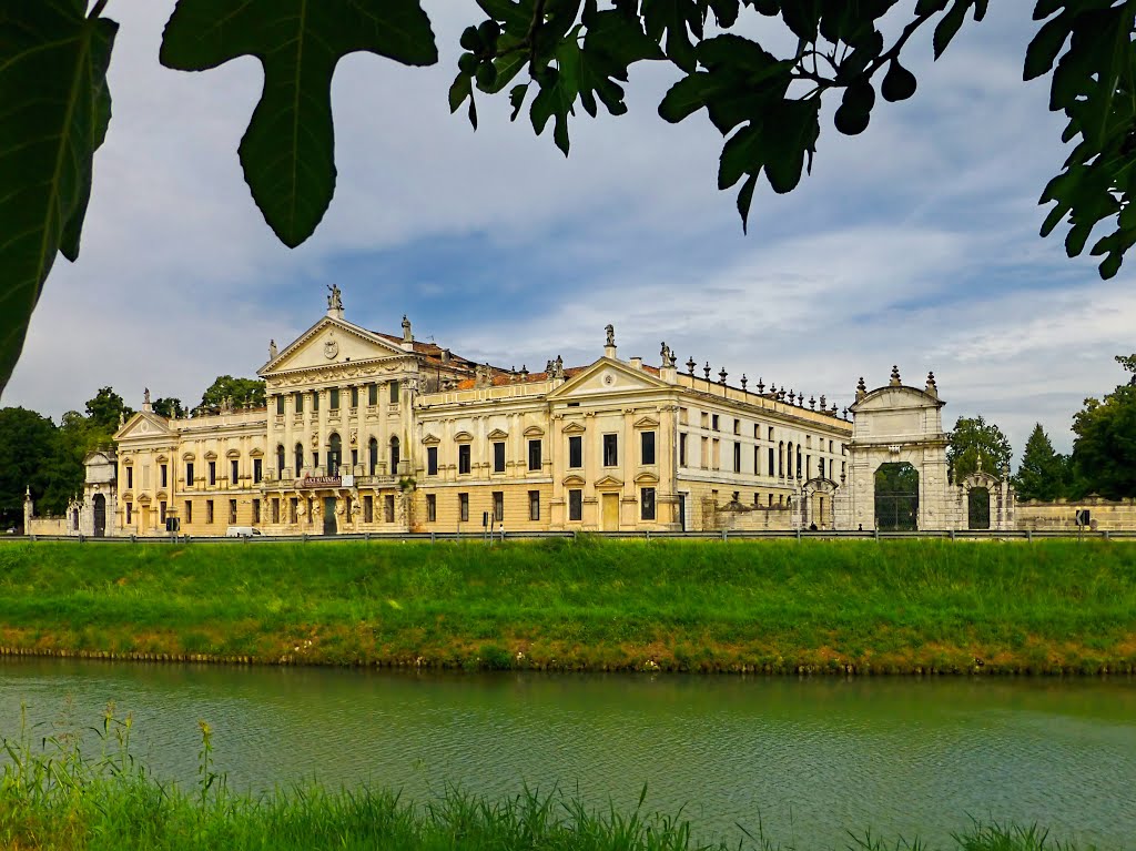 Riviera del Brenta - eine Villa reiht sich an die andere - Villa Pisani - herausgeputzt, jetzt Nationalmuseum - One Villa Lines up to the Other - Villa Pisani, well Conserved, now National Museum by cammino - VIEWS? No, thanks