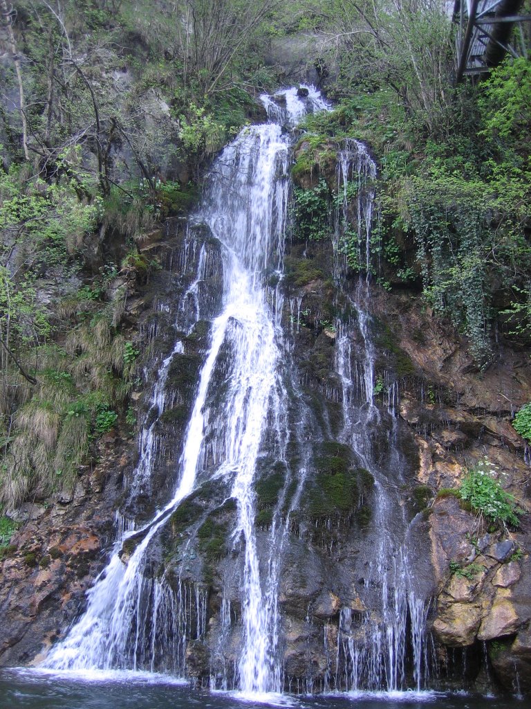 Piccola cascata by Matteo Catteruccia