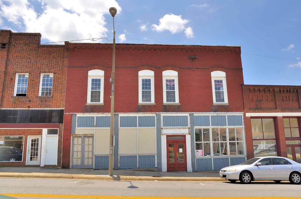 VIRGINIA: NOTTOWAY COUNTY: CREWE: buildings on W. Carolina Avenue by Douglas W. Reynolds, Jr.