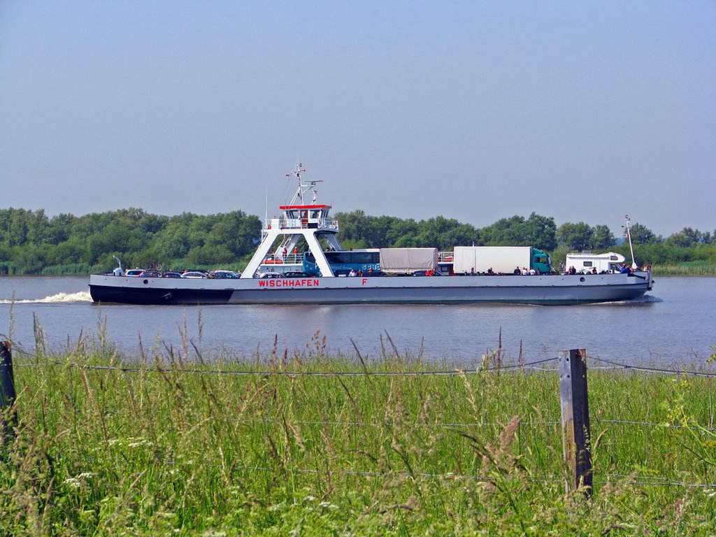 Am Fähranleger Glückstadt - die Fähre "Wischhafen" fährt los by Juliane Herrmann