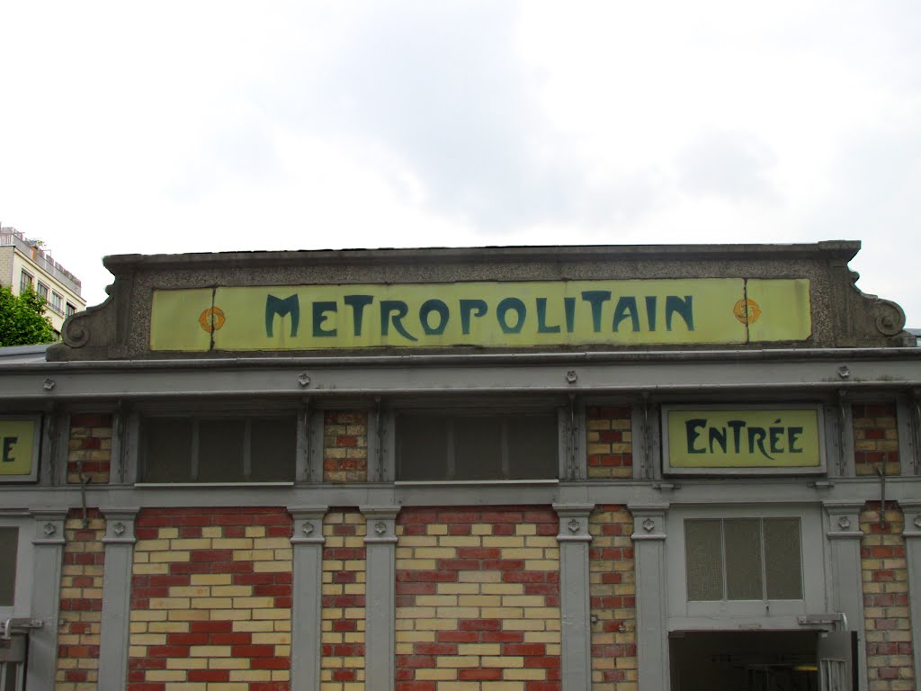 Metropolitain. by Divio