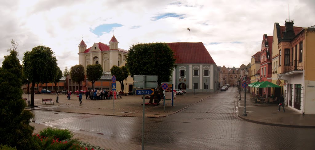 KÈDAINIAI (Kiejdany). Rynek z dawnym zborem kalwińskim i ratuszem. by Maciek Pawłowski