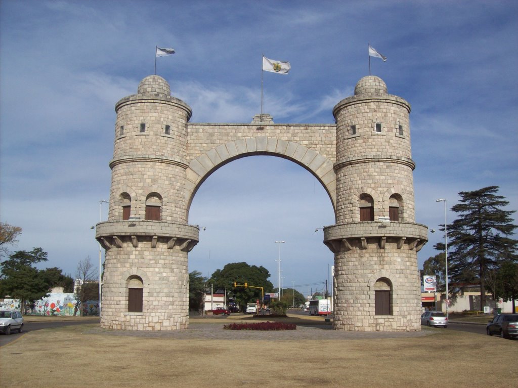 Arco Histórico de la entrada a la ciudad de Córdoba.- (Foto: Frank Boore).- by Frank Boore