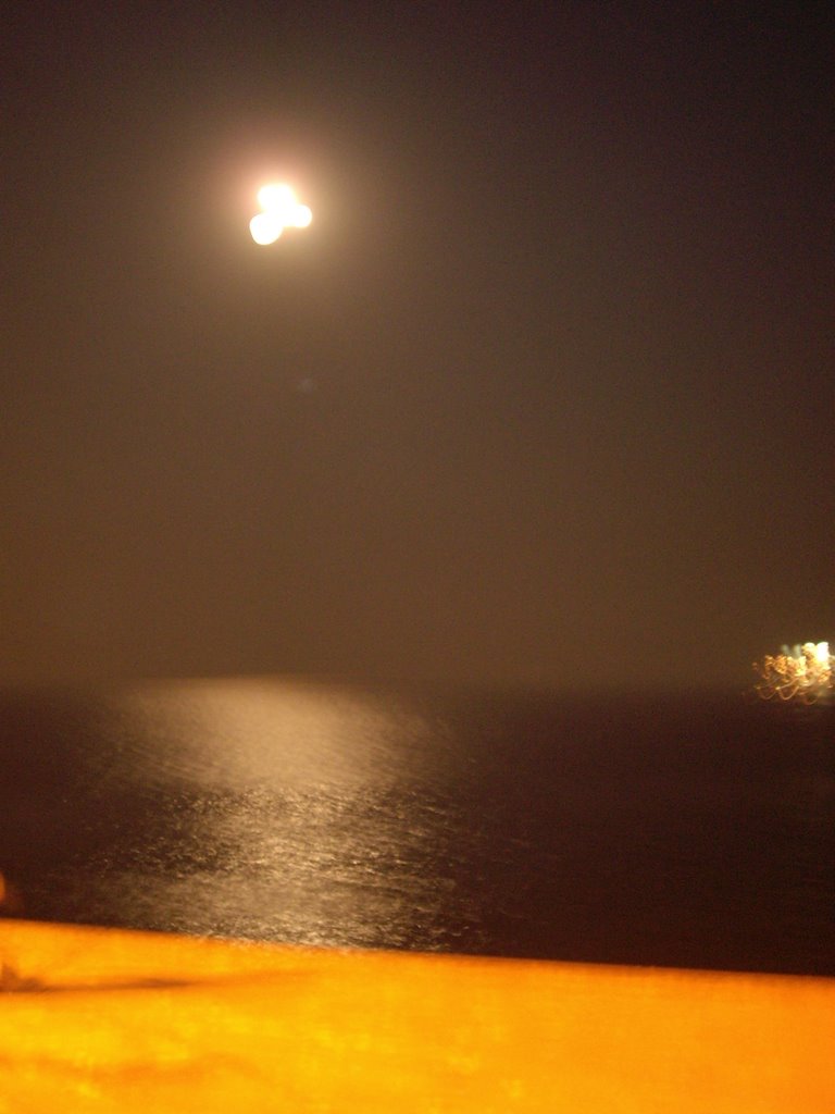 La luna en el puerto de SETUBAL by pako benito