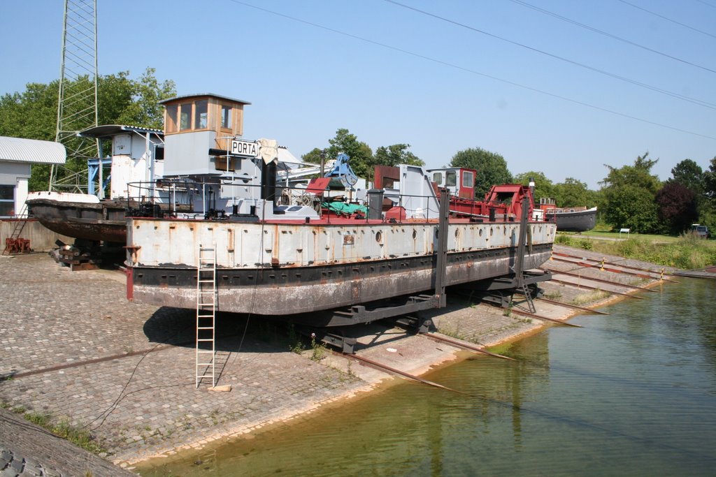 Altes Schiff im Museum Henrichenburg by Peter Kronfeld