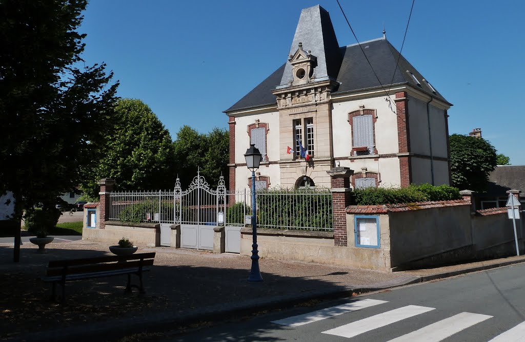 Breuil-Bois-Robert,la Mairie. by laurentSnogoogleviews!