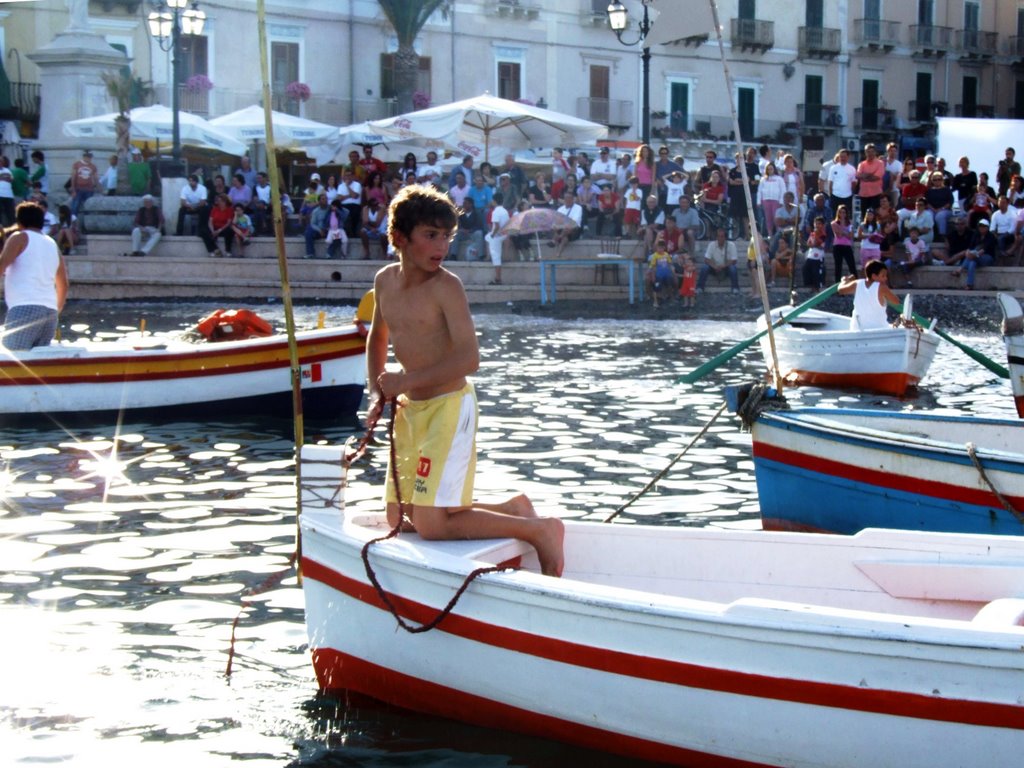 Gara di barche a Lipari: concorrenti by Antonio Iacullo