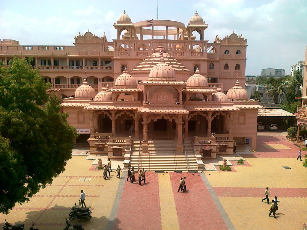 Shri Swaminarayan Gurukul, Gurukul, Ahmedabad. by Brijesh Patel