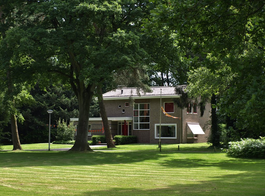 Voormalige "woning voor een geneesheer", Dennenoord E 59 in Zuidlaren, in 1956 ontworpen door het Architectenbureau Rotshuizen en Dekker in Arnhem, i.o.v. de Psychiatrische Inrichting "Dennenoord". Architect Rotshuizen is ir. Jan Rotshuizen (1917-2007), zoon van architect Evert Jan Rotshuizen (1888-1979). Jan Rotshuizen is ook de architect van het zeer onlangs gerenoveerde Zuiderpaviljoen E 61 (www.panoramio.com/photo/103032131). by Hans R van der Woude