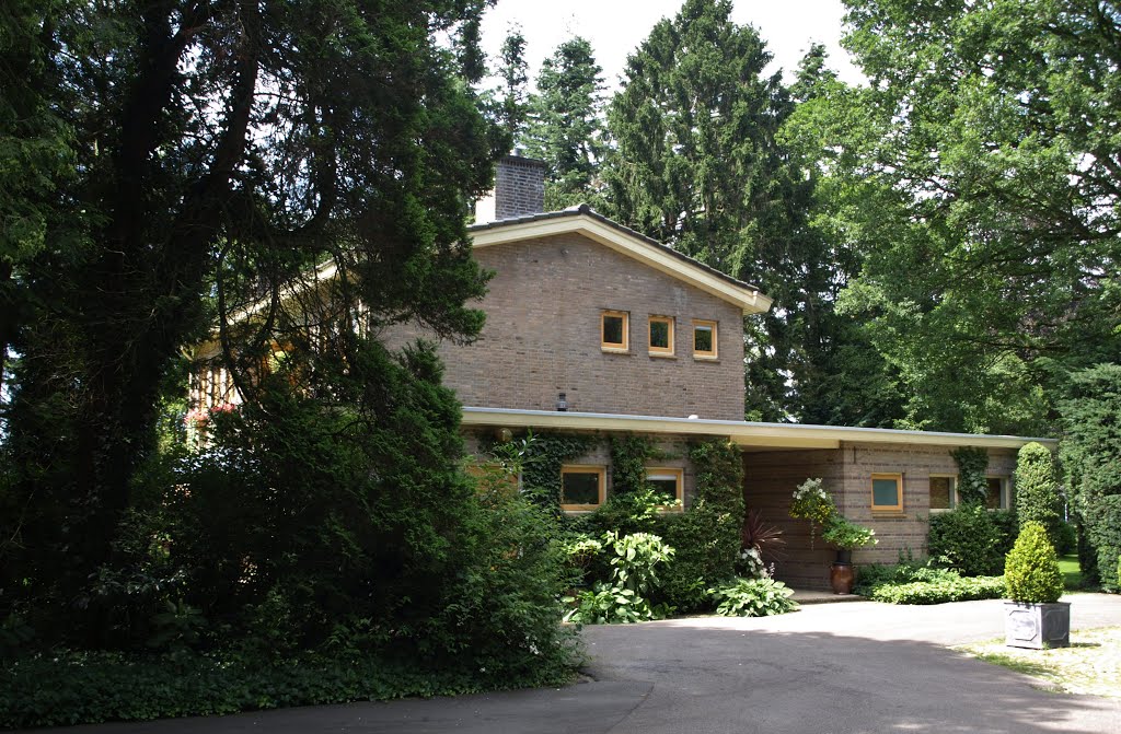 Voormalige "woning voor een geneesheer", Dennenoord E 60 in Zuidlaren, in 1954 ontworpen door het Architectenbureau Rotshuizen en Dekker in Arnhem, i.o.v. de Psychiatrische Inrichting "Dennenoord". Architect Rotshuizen is ir. Jan Rotshuizen (1917-2007), zoon van architect Evert Jan Rotshuizen (1888-1979). Jan Rotshuizen is ook de architect van het zeer onlangs gerenoveerde Zuiderpaviljoen E 61 (www.panoramio.com/photo/103032131). by Hans R van der Woude