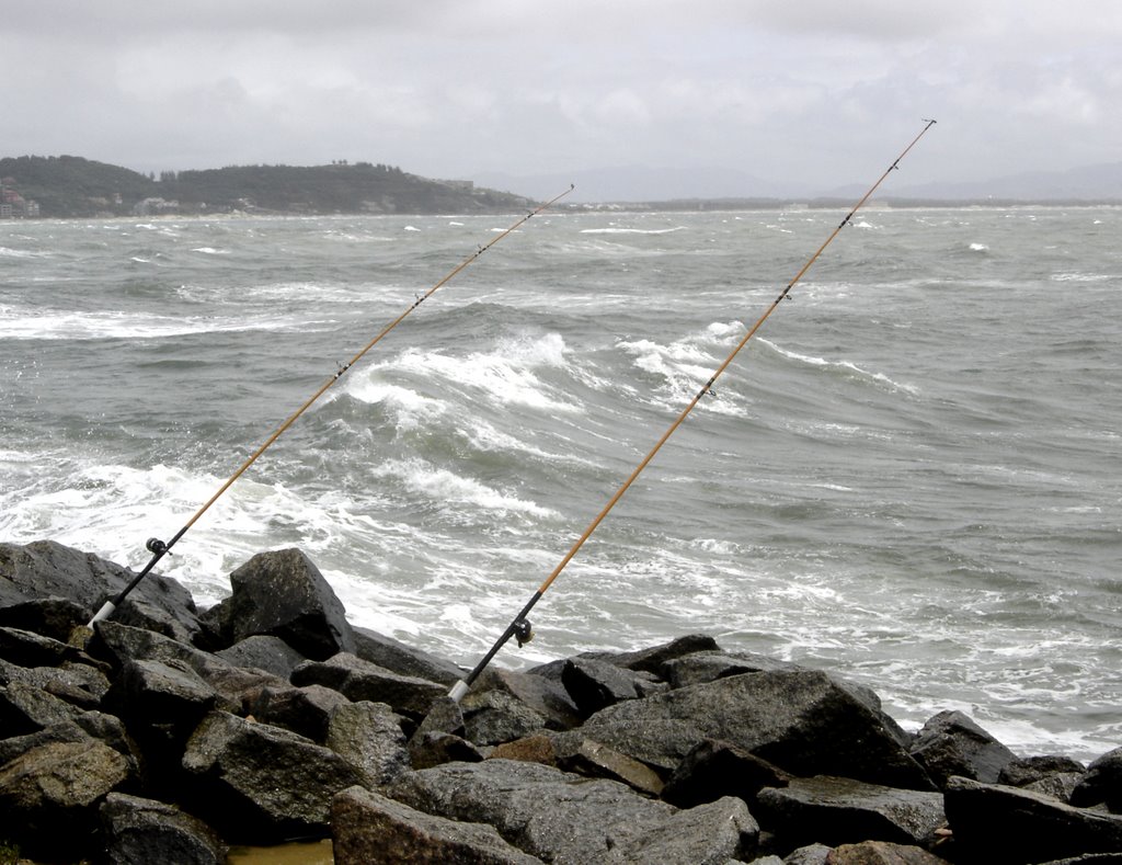 Pesca solitária - Laguna, SC, Brasil. by André Bonacin