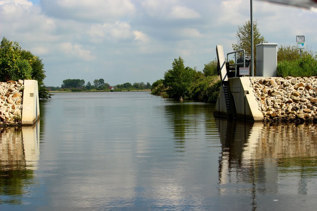 KE - Kreuzung Marscher Tief und Knockster Tief by Karl Eggenmüller-Panoramio, the only way for 