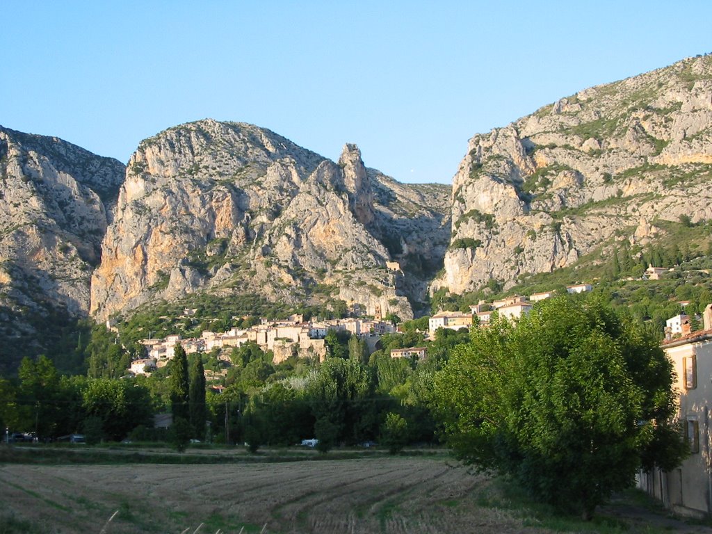 Moustiers . "Etoile de la Provence" by Loic Houart