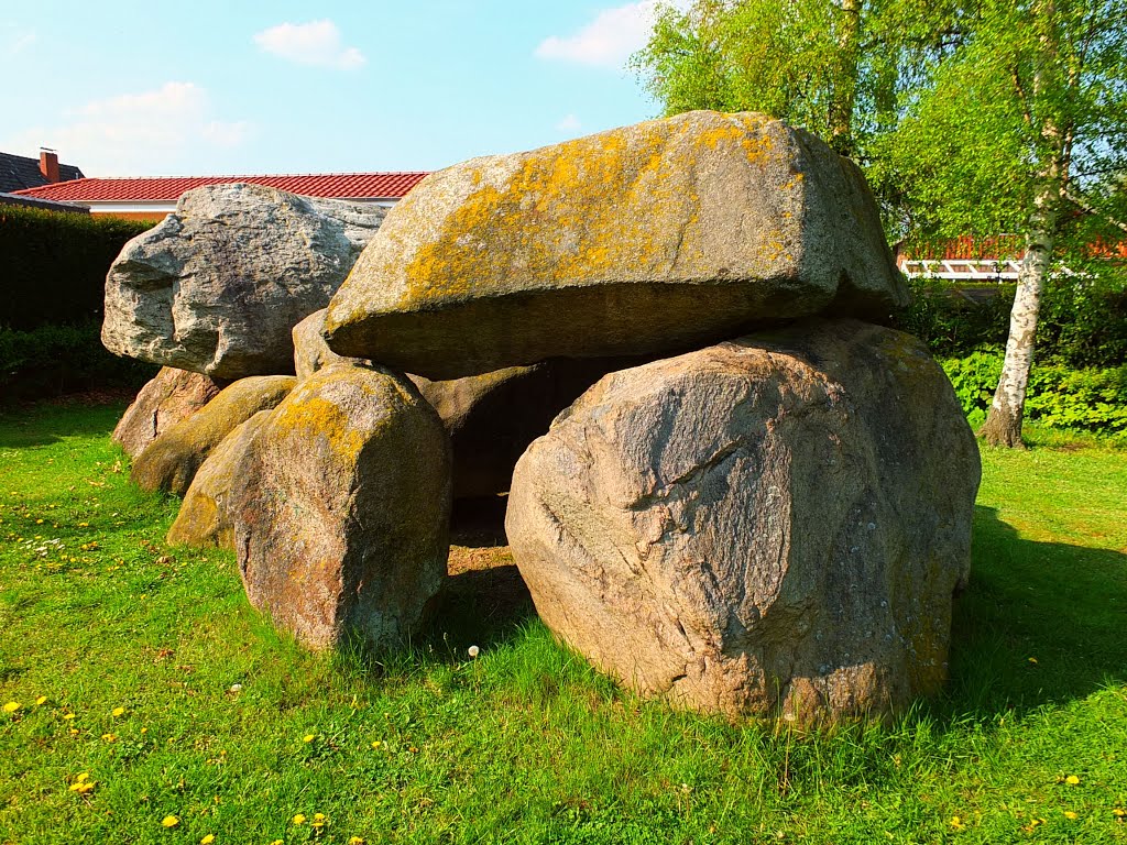 Germany_Lower Saxony_Osterholz-Scharmbeck_Hühnenstein megalithic tomb_DSCF9240 by George Charleston