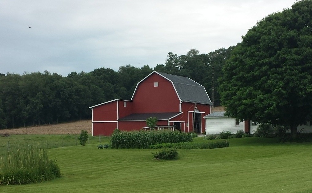 Red barn by JBTHEMILKER