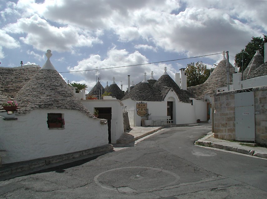 Trullis in Alberobello by digitalfotoarchiv.ch