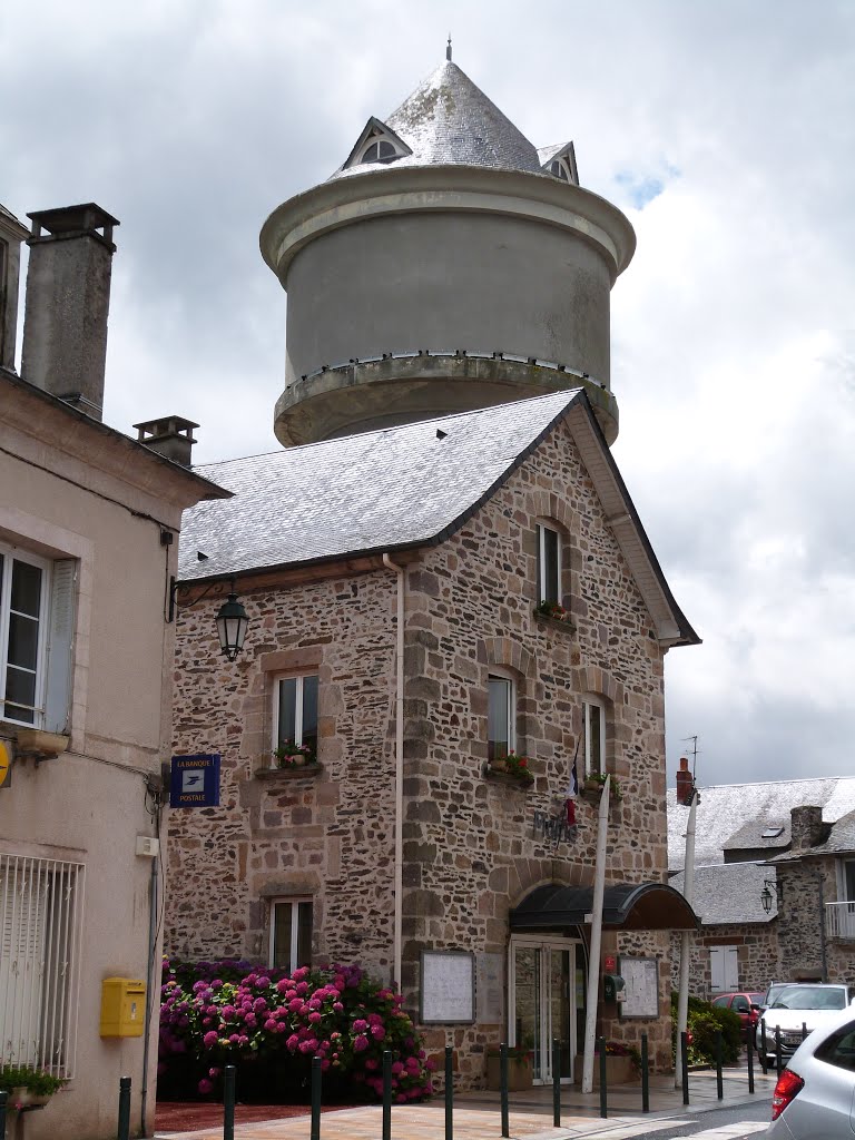 Mairie et Château d'eau de Ste Féréole by Vince19