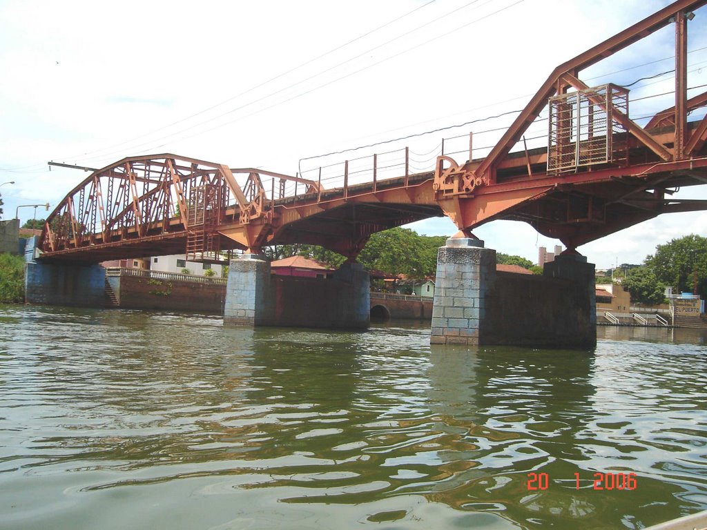 Ponte sobre o Rio Tietê em Barra Bonita - S.P. by Ricardo D. Mathias