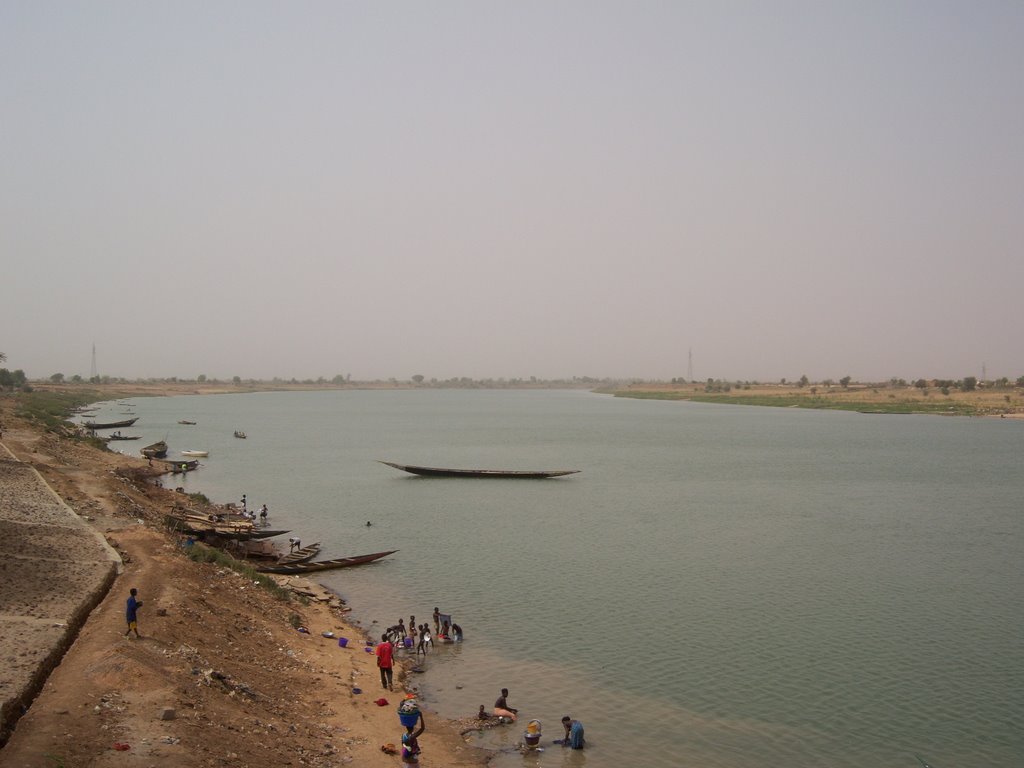 Sur les berges du Fleuve Sénégal à Matam by Adama Sow