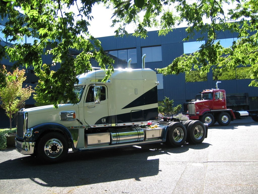 Freightliner Headquaters, 2004 by T. Seemann