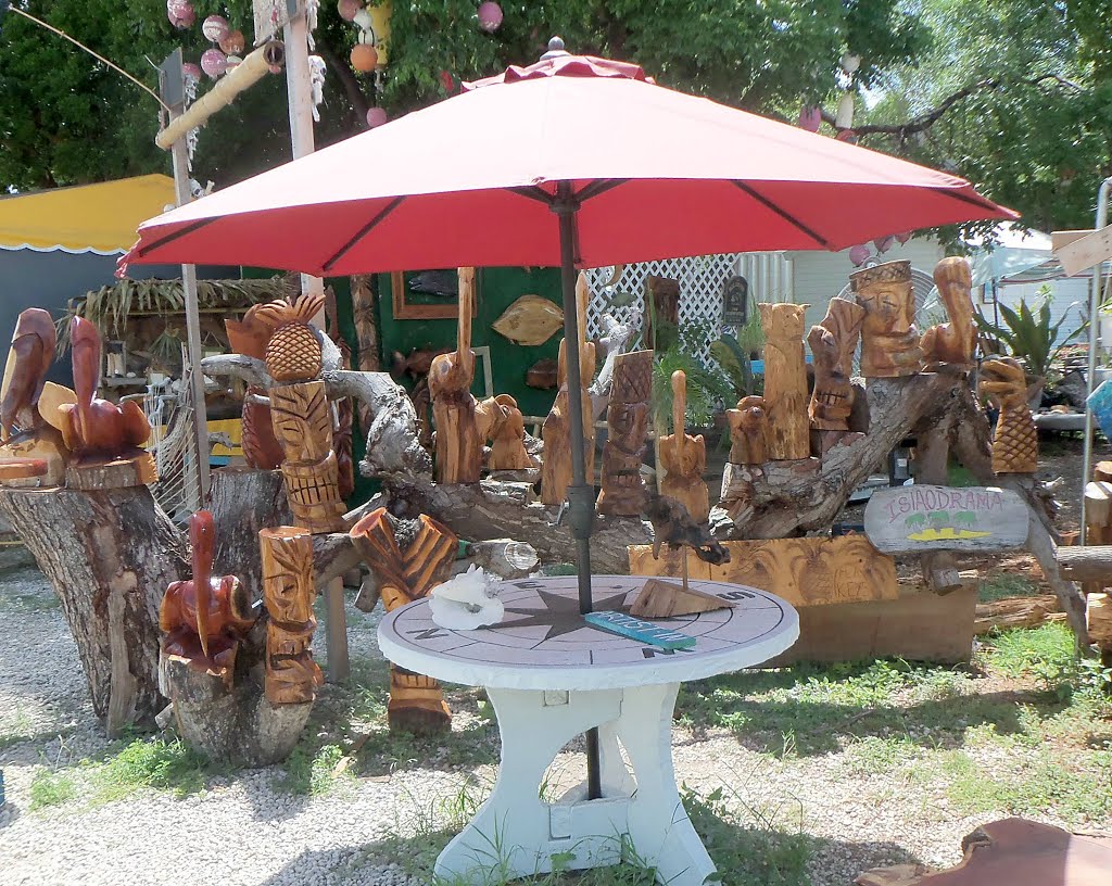 Wood carving at MM88 Islamorada, FL (2014) by Gary Rodriguez