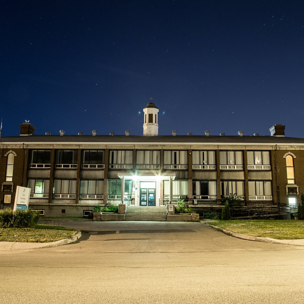 École Notre-Dame-du-Sourire by skinny_brain