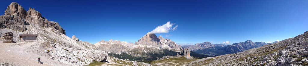 Vista verso le Tofane dal rifugio Averau by andrez22