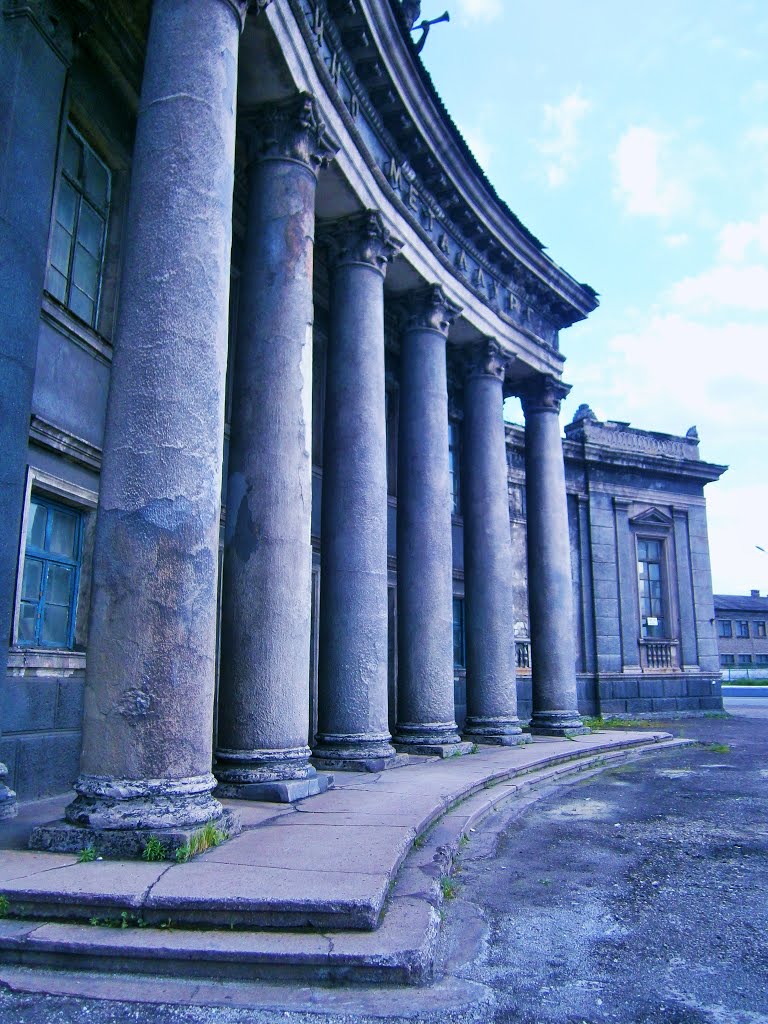 Алчевск. Кинотеатр "Металлург". Колонны / Alchevsk, cinema "Metallurg", columns by Людмила Гончарова