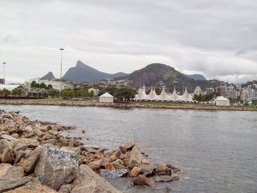 Vista do Cristo e Orla do Aeroporto Santos Dumont by elegancestudio