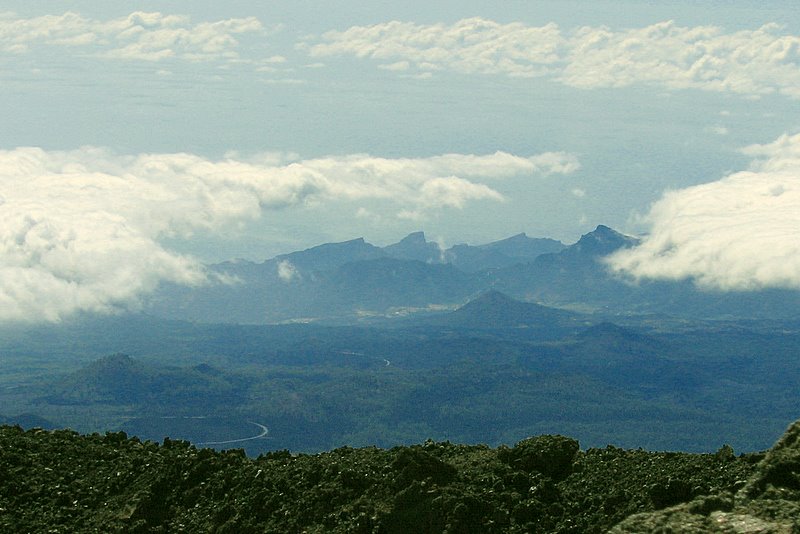 Isla entre las nubes by Pablo López Ramos