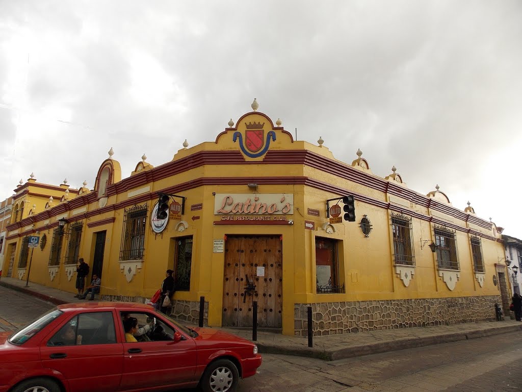 CALLE REAL DE GUADALUPE ESQ. JOSEFA ORTIZ DE DOM. EN SAN CRISTÓBAL DE LAS CASAS CHIAPAS, DIC 2013 by Sergio Arce G