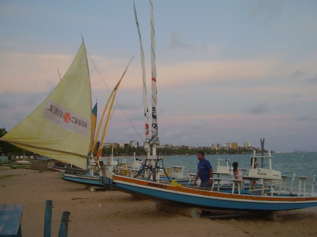 Jangadeiros na Enseada de Pajuçara, em um fim de tarde. Maceió/AL Brasil by Nadiene Verçosa