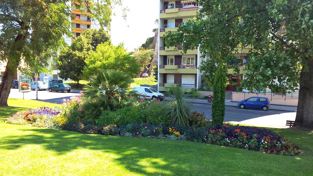 Jardin Grand Rue Jean Moulin, centre-ville d'Alès by davidgard