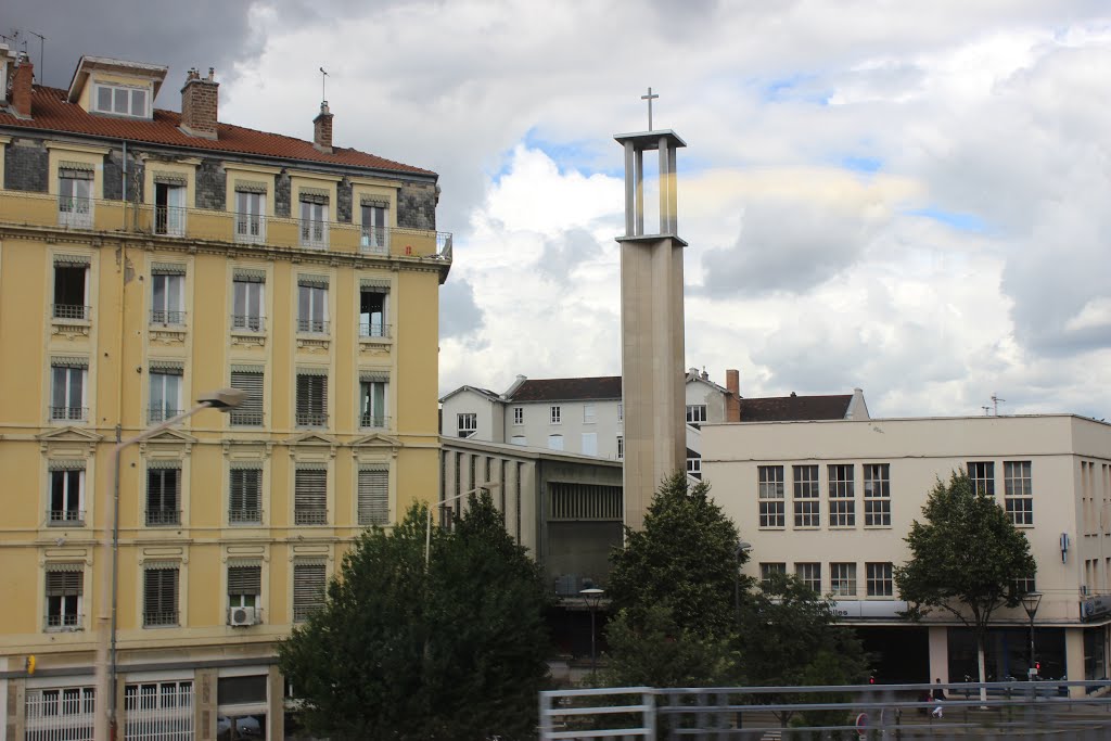 Lyon (69) 9 juillet 2014. Depuis le TER St-André-le-Gaz - Lyon Perrache. L'église SMichel. by nouchetdu38