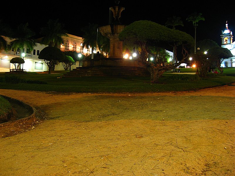 Chafariz da Praça de Vassouras a noite - Vassouras - RJ by Erick Aniszewski