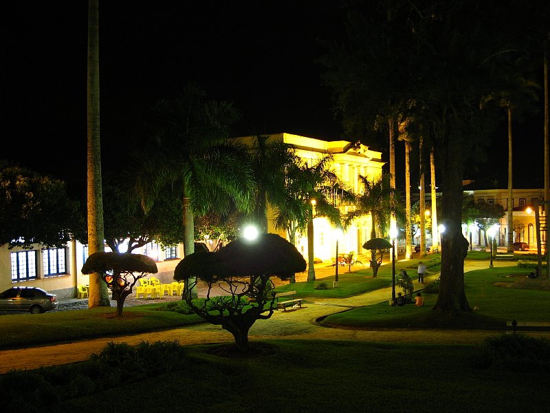 Foto noturna da praça de Vassouras - RJ by Erick Aniszewski